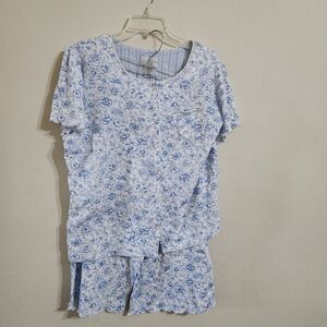 Karen Neuburger Short Sleeve Capri Pajama Set Blue Flowers  on White. Size XL
